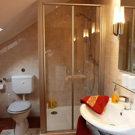 Haus Adomeit * バート・ノイェンアール・アールヴァイラー